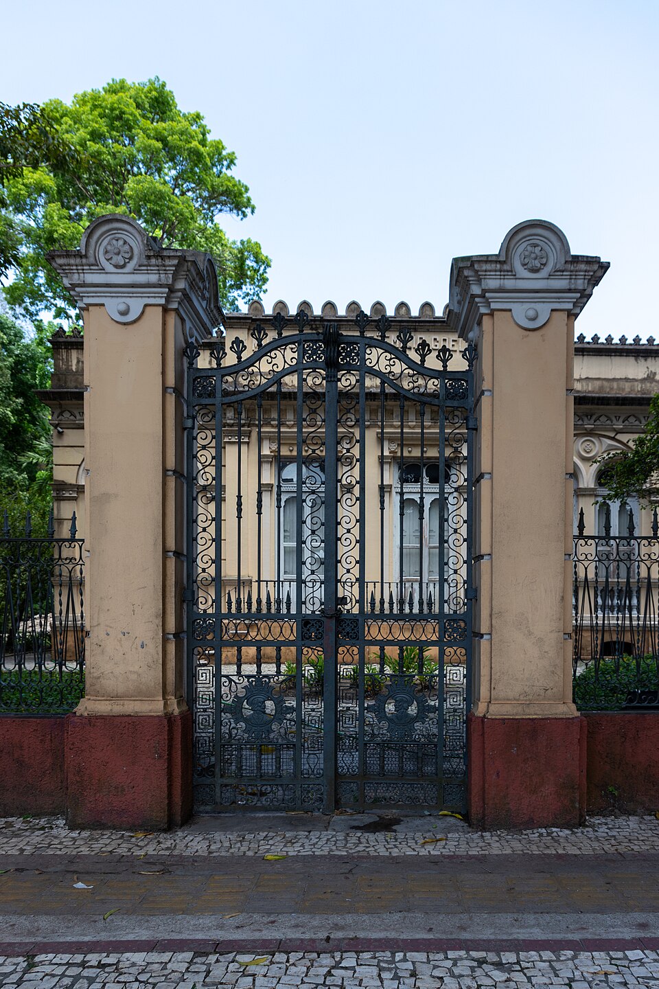 Portão histórico do Parque Zoobotânico do Museu Goeldi em Belém, em foto de 2023