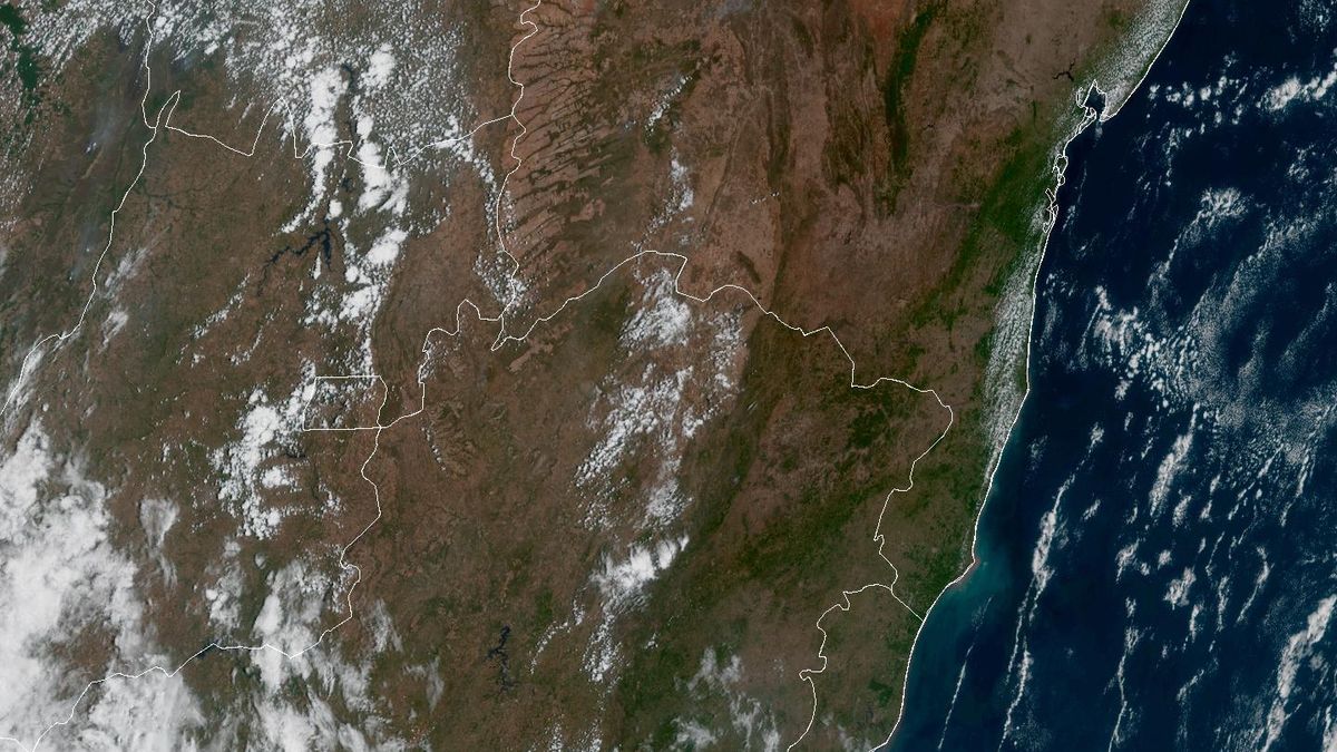 Imagem de satélite da divisa entre a Bahia e Minas Gerais com terra marrom, poucas nuvens e o mar à direita