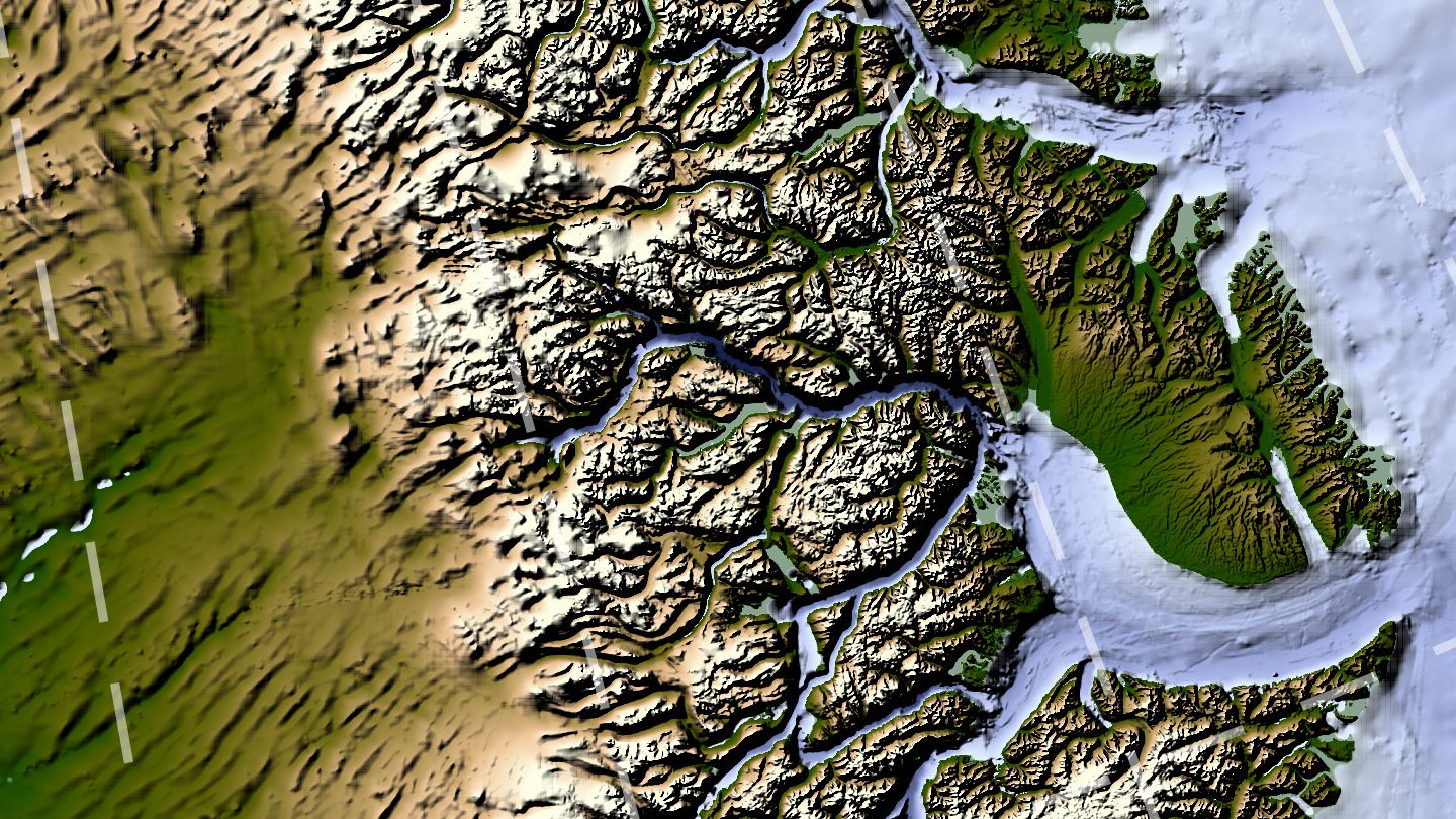 Detalhe do mapa da NASA no leste da Groenlândia: montanhas recortadas por vales interligados que descem até os fiordes da costa