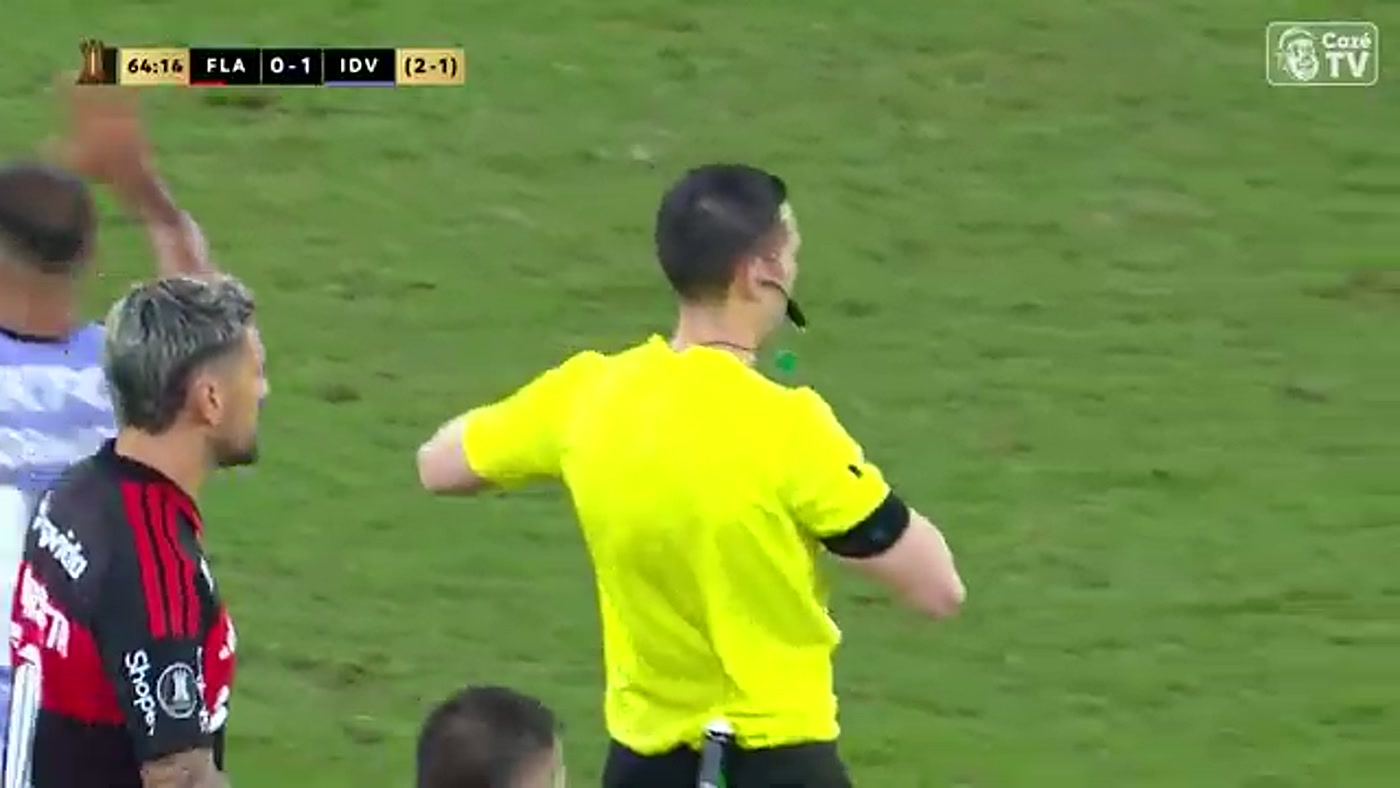 Jorginho expulso: jogadores do Flamengo e do Independiente del Valle se chocam em disputa de bola no lance do cotovelo em Alcívar