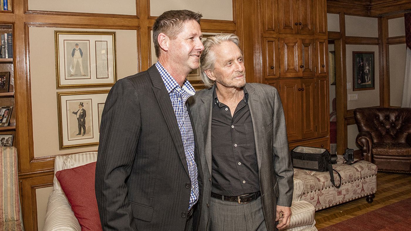 Michael Douglas, filho do ator que viveu até os 103 anos, em foto recente ao lado de um amigo