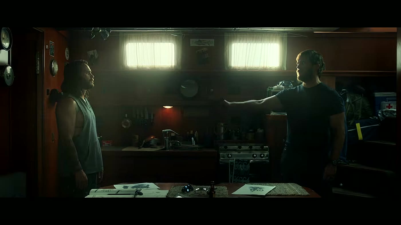 Dois personagens conversam dentro da cabine de um barco em cena do trailer de lista terminal 2 temporada
