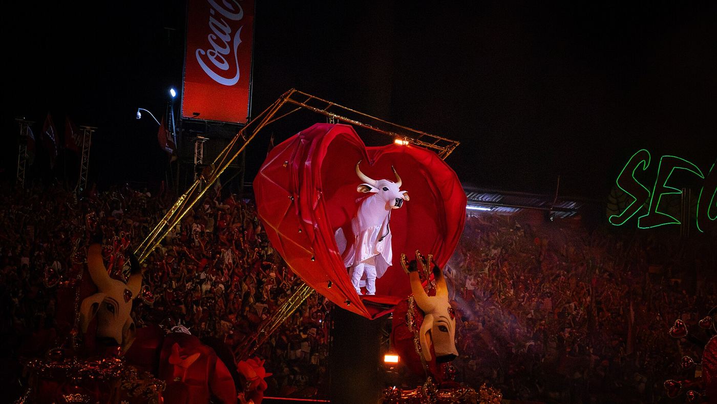 Lívia Christina cunhã-poranga: alegoria em formato de coração com o boi Garantido durante apresentação no Bumbódromo