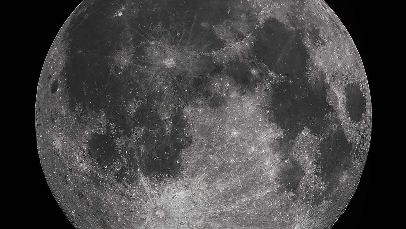 Lua cheia vista de perto, mostrando crateras e mares lunares