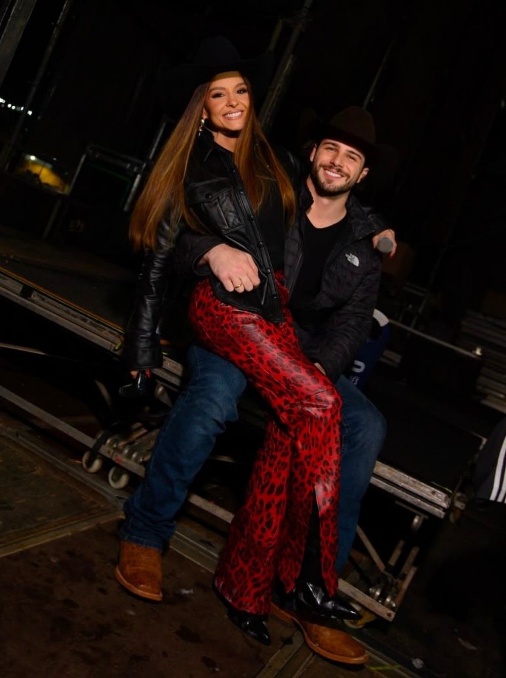 A cantora compartilhou um momento com o namorado nos bastidores do show.