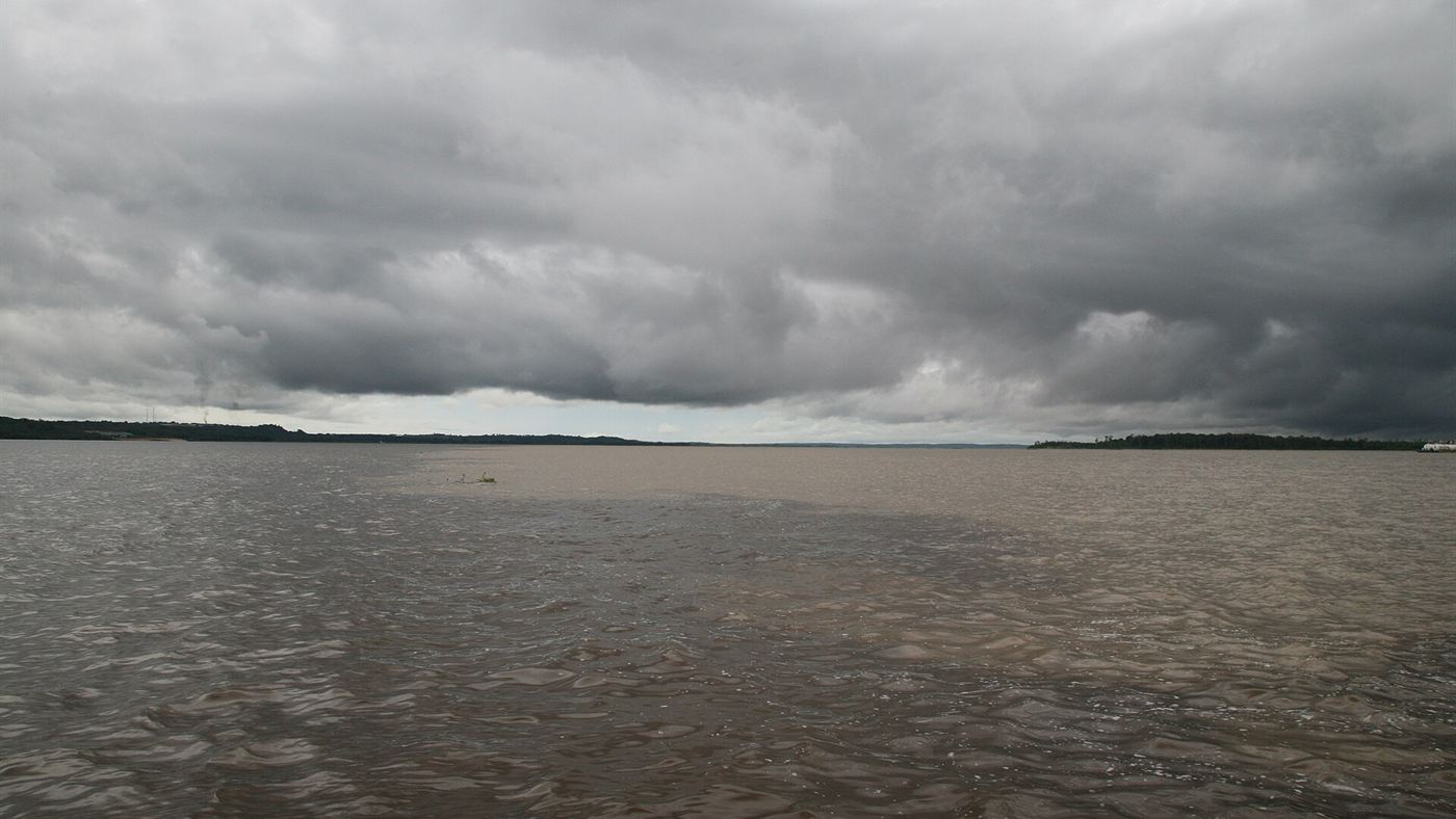 Nuvens carregadas de tempestade sobre o rio Negro em frente a Manaus
