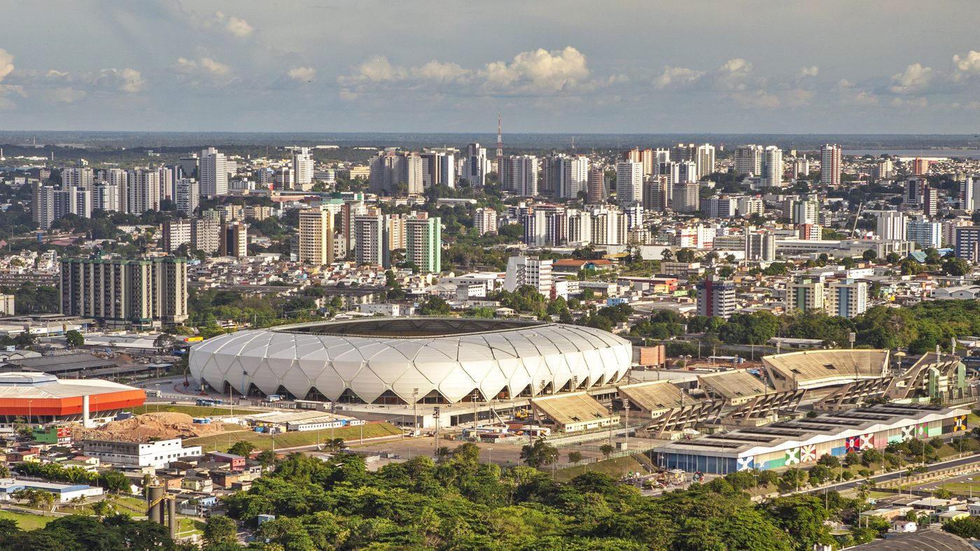 Vista aérea do horizonte de Manaus em dia de céu limpo, com a Arena da Amazônia ao centro