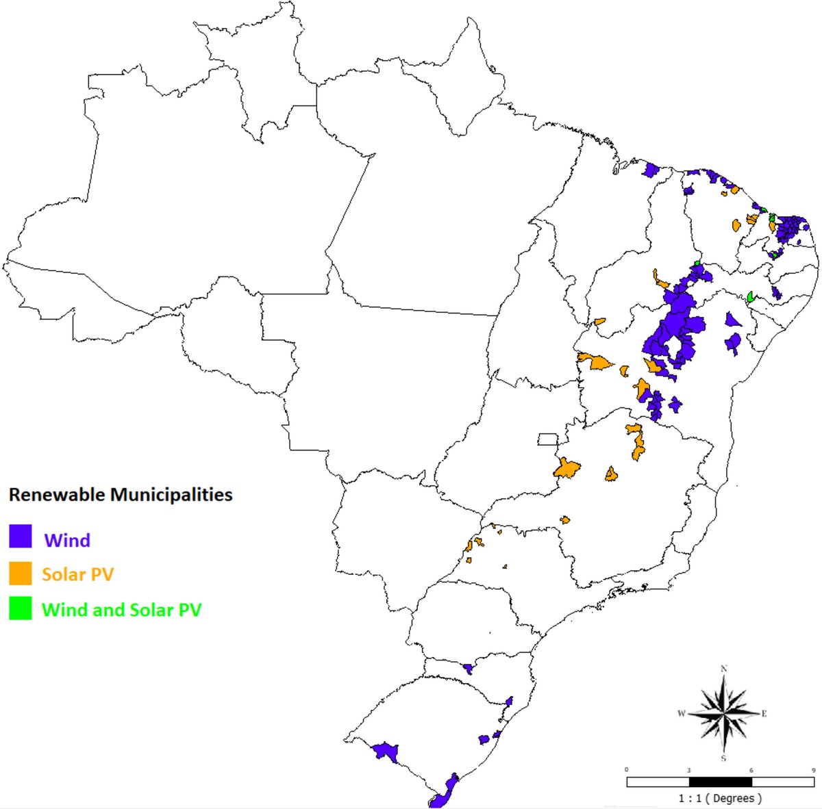 Mapa do Brasil com os municípios estudados pintados: roxo para usinas eólicas, laranja para solares e verde para os dois tipos, concentrados no Nordeste