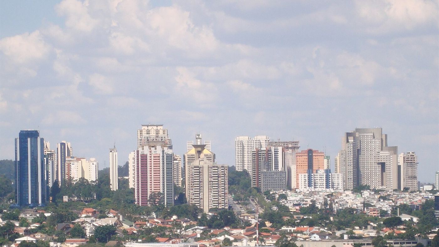Vista de prédios residenciais em Alphaville, Barueri, onde fica a cobertura de Mara Maravilha