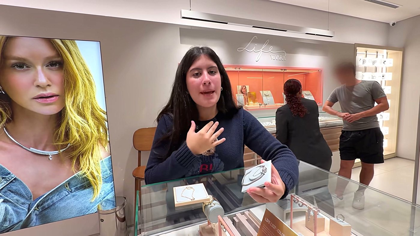 Maria Clara, da dupla com JP, aparece em vídeo do canal de YouTube da família