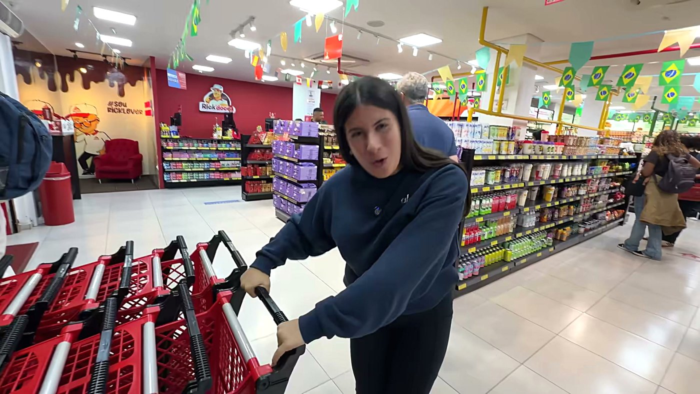 Maria Clara em cena de vídeo do canal, antes da festa de 15 anos