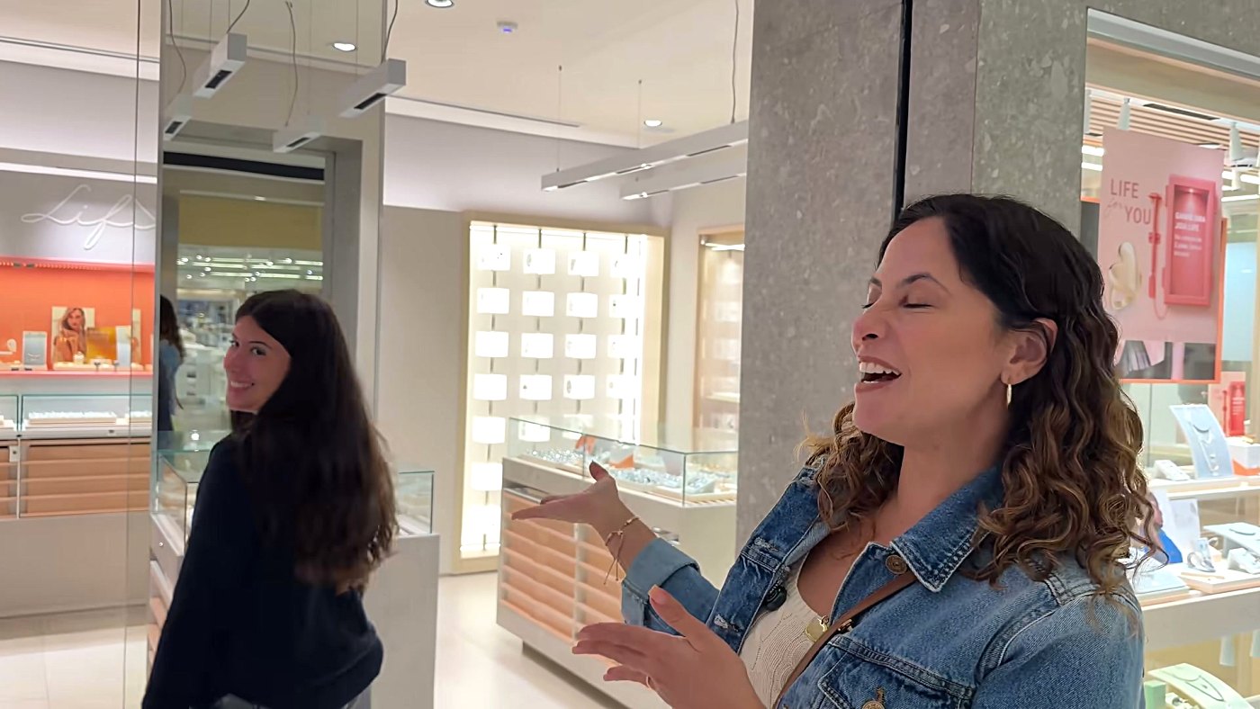 Maria Clara reage ao lado da mãe em vídeo do canal antes da festa de 15 anos