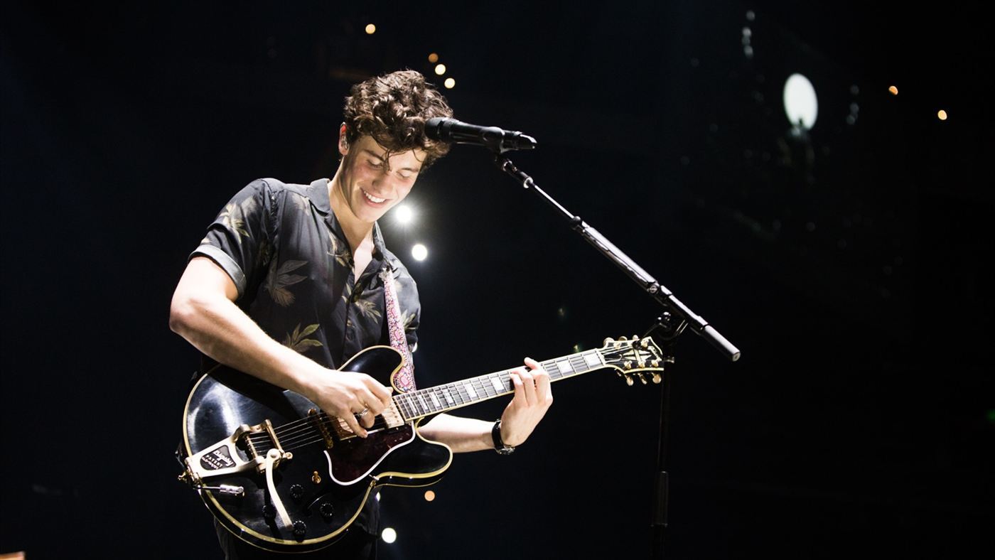 Aniversário de Luana Marquezine: Shawn Mendes, namorado de Bruna Marquezine, se apresentando em show, foto usada para ilustrar a matéria