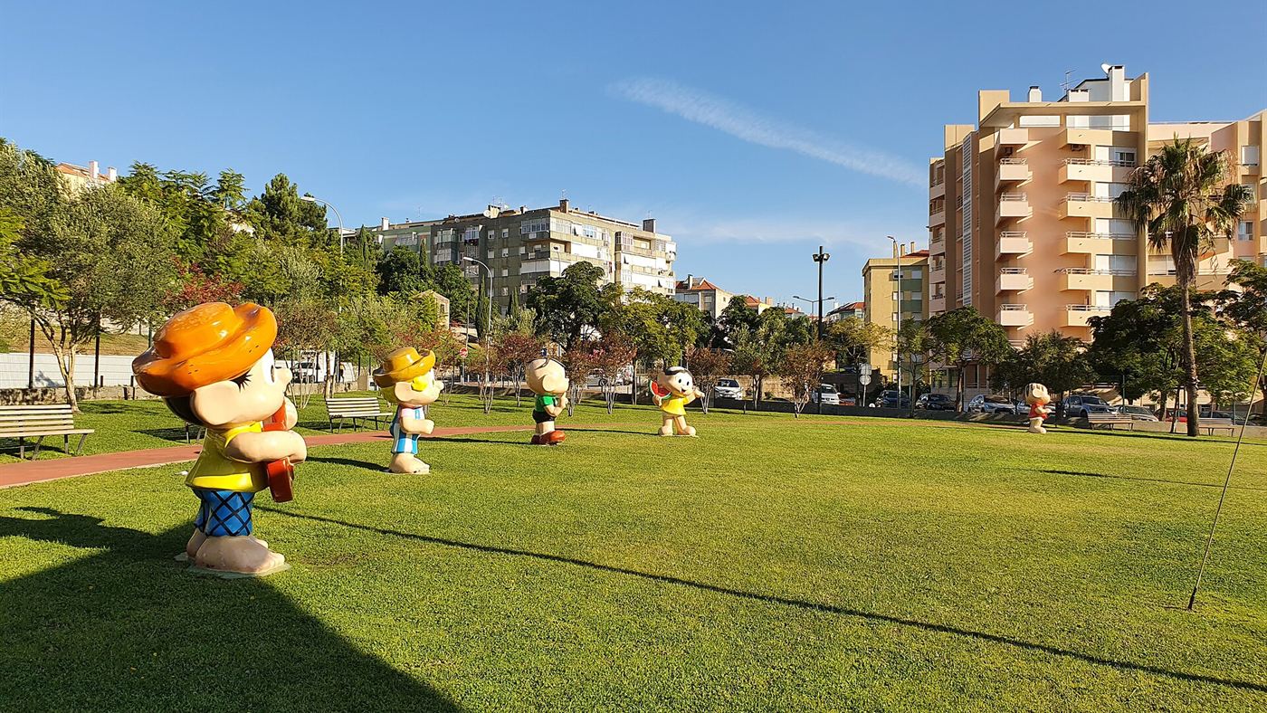 Estátuas de personagens da Turma da Mônica enfileiradas em parque público