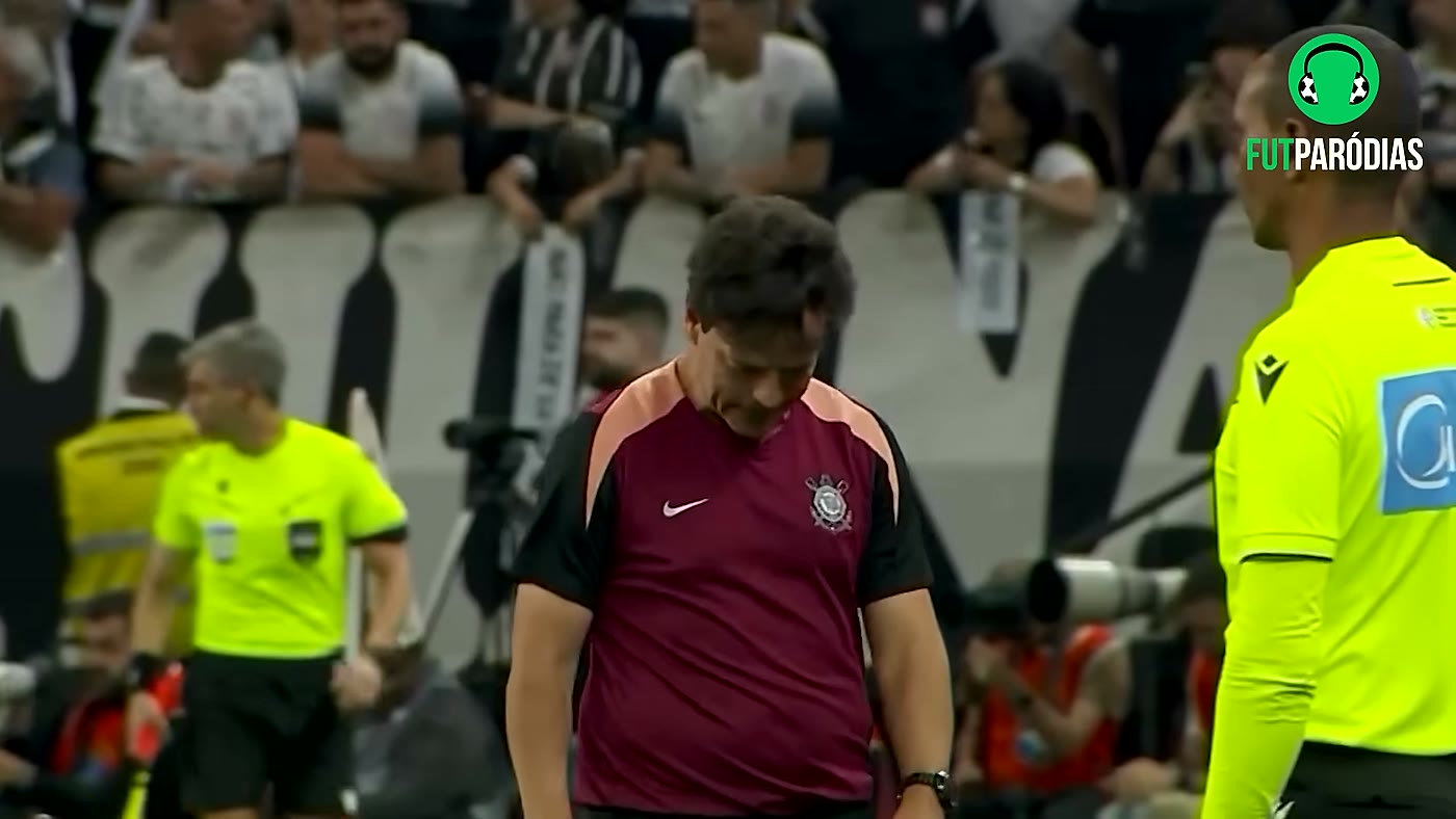 Comissão técnica do Corinthians cabisbaixa à beira do gramado após a eliminação retratada na paródia Memphis isolou