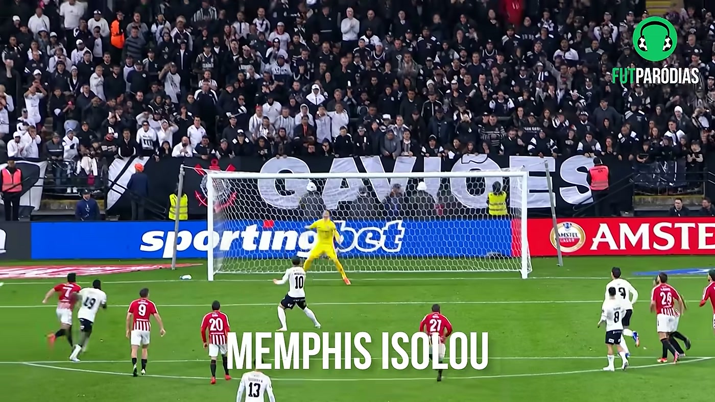 Memphis Depay leva as mãos à cabeça com o placar Corinthians 0 x 1 Estudiantes de La Plata, cena da paródia Memphis isolou sobre a eliminação na Libertadores
