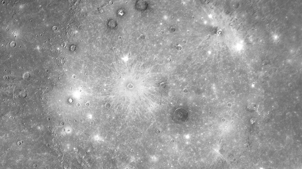 Bacia Caloris em Mercúrio vista de cima, região circular cinza com crateras pequenas e manchas claras de raios de impacto