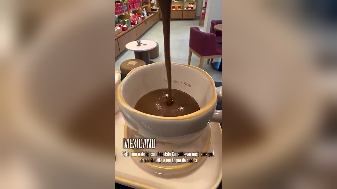 Xícara da Kopenhagen sendo preenchida com o Mexicano, o chocolate quente cremoso com canela que virou vídeo viral