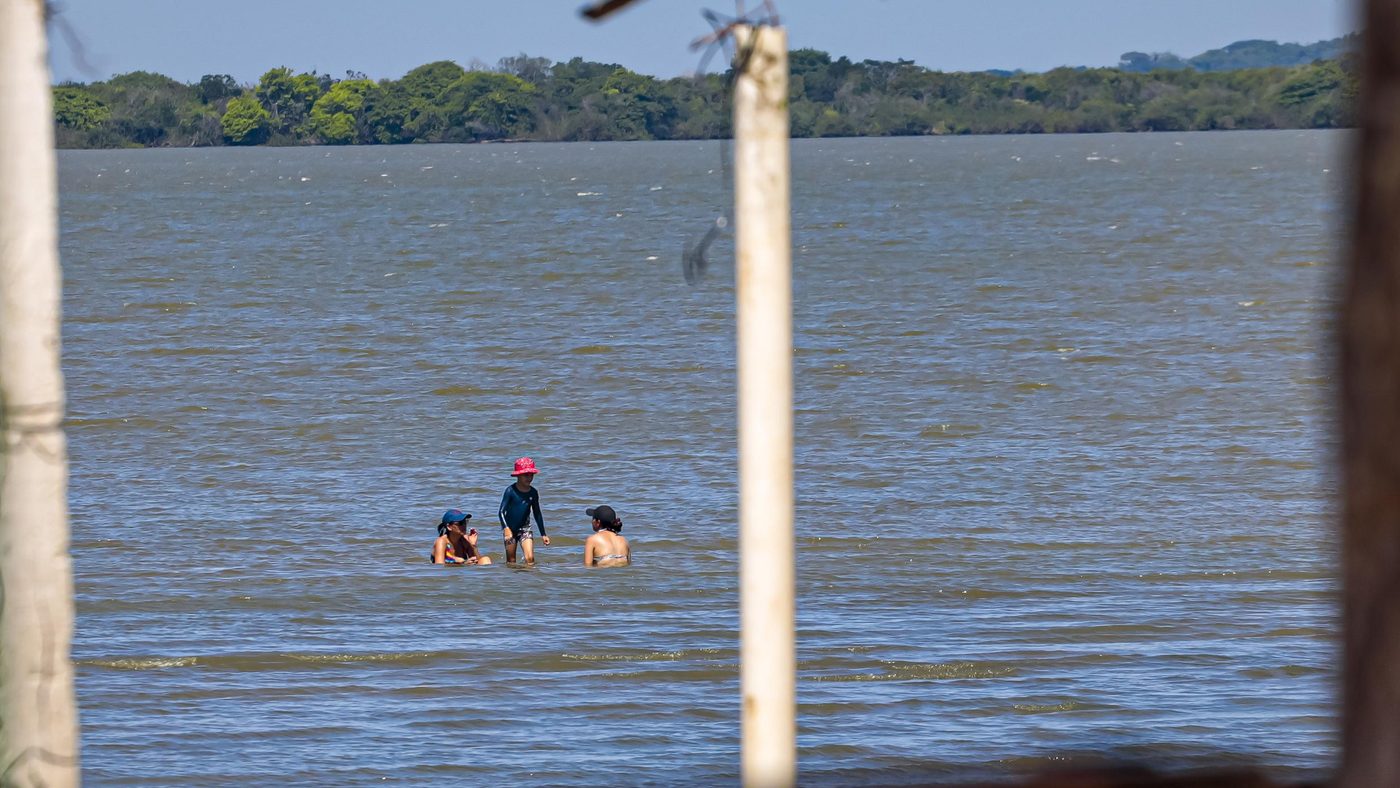 Pessoas se refrescam nas águas do Guaíba, em Porto Alegre (RS), durante onda de calor de fevereiro de 2025