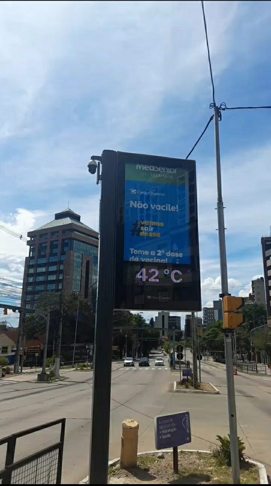 Painel digital de rua em Porto Alegre marca 42°C em janeiro de 2022, diferente da estação oficial usada pelo Inmet