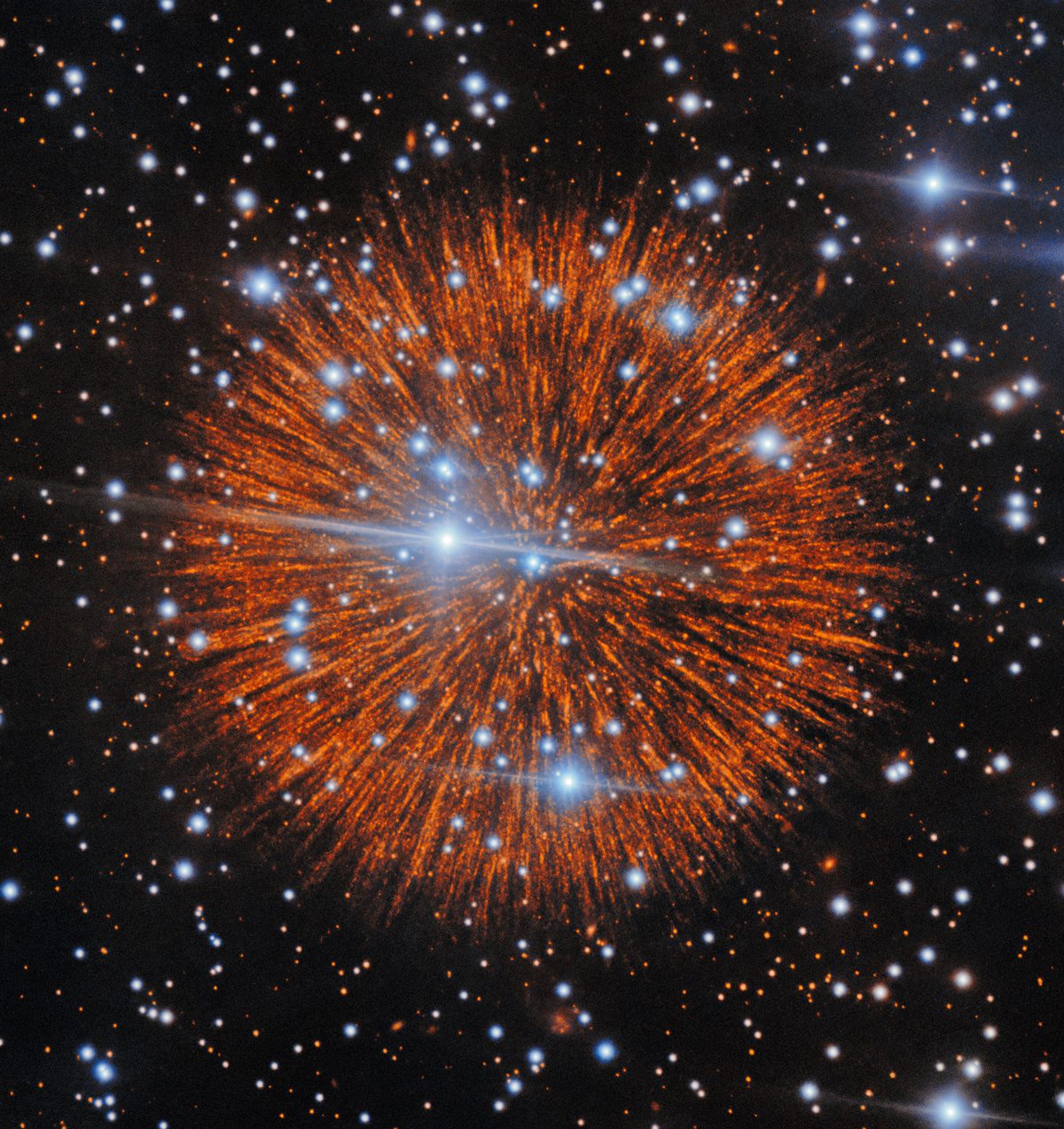 Imagem completa da nebulosa Pa 30 com filamentos laranja saindo de uma estrela central e estrelas azuis espalhadas no fundo escuro