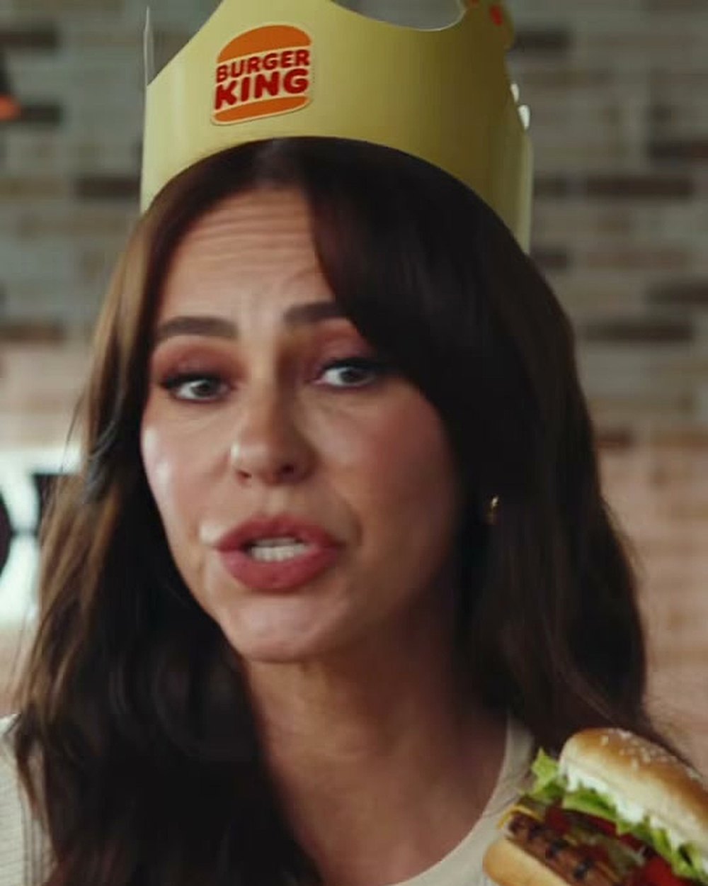 Frame do comercial mostra o anúncio Free Refill voltou pro Burger King com Coca Cola