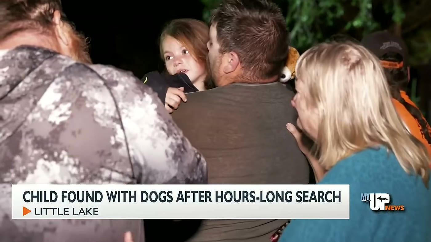 Familiar abraça Payton, a menina perdida na floresta, logo depois do resgate em Michigan