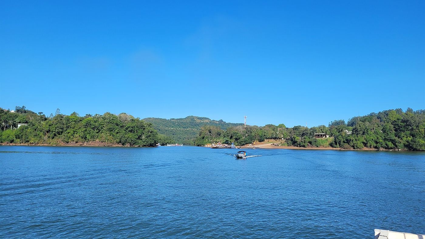 Rio Uruguai entre Itapiranga, em Santa Catarina, e Barra do Guarita, no Rio Grande do Sul, com barco pequeno navegando