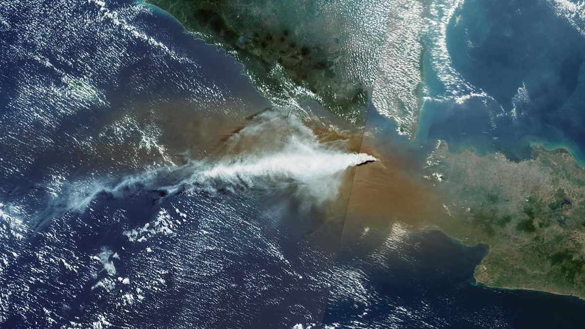 Pluma branca saindo do Anak Krakatau no Estreito de Sunda, vista do espaço pelo satélite Sentinel-3, com Sumatra e Java ao fundo