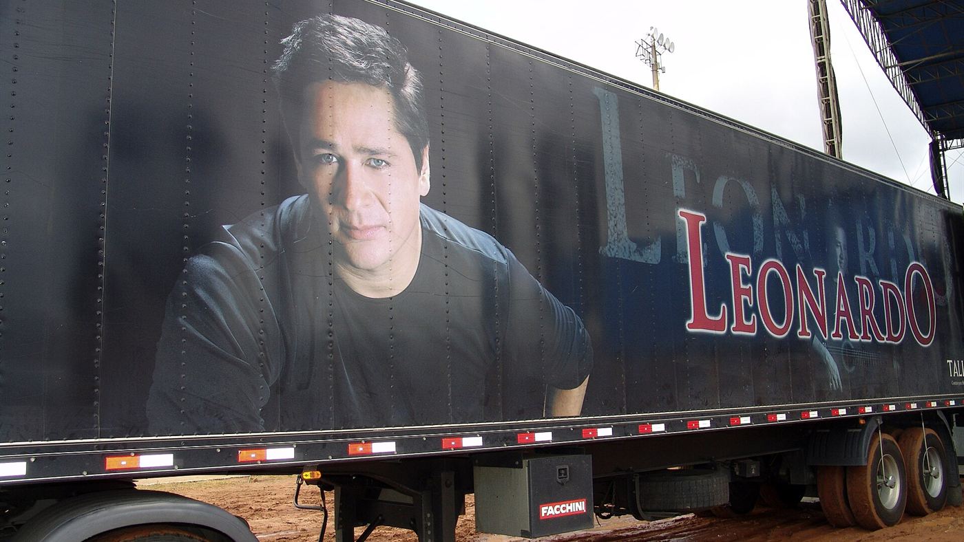Painel com a imagem do cantor Leonardo em ação de divulgação de show