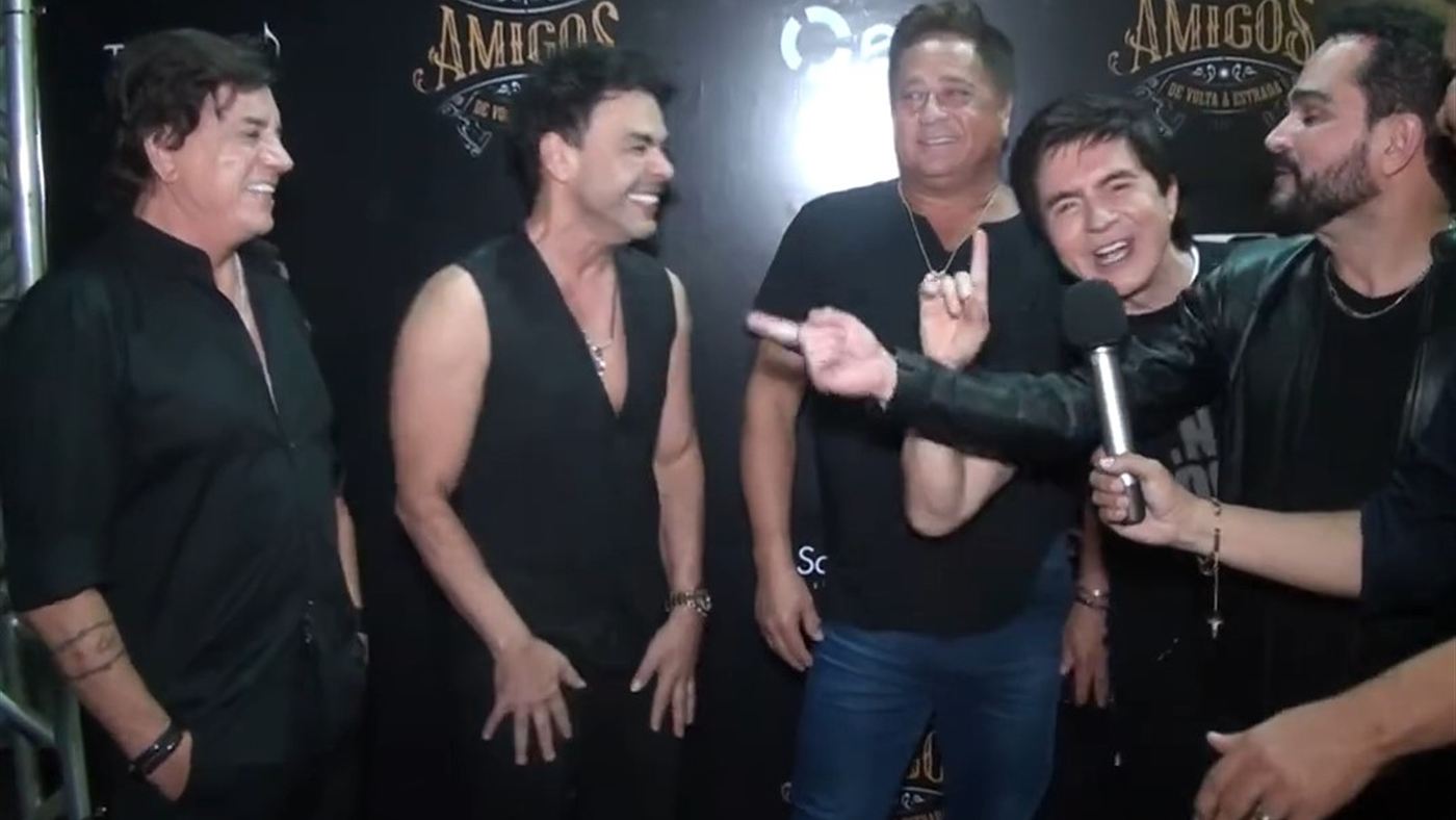 Leonardo ao lado de Zezé di Camargo, Luciano, Chitãozinho e Xororó em evento do show Amigos