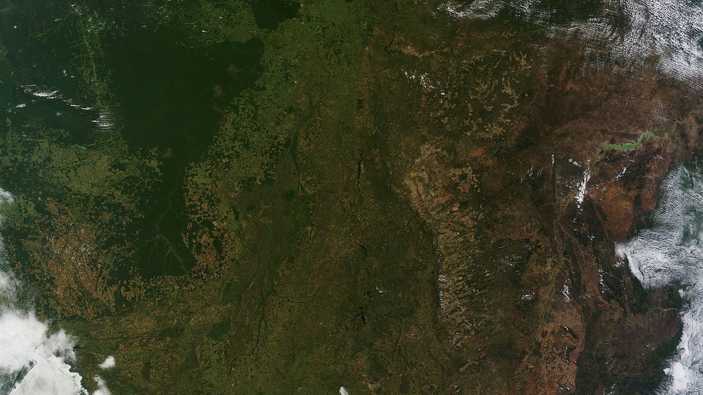 Imagem de satélite do centro do Brasil, mostrando a vegetação do cerrado e da floresta na Região Centro-Oeste