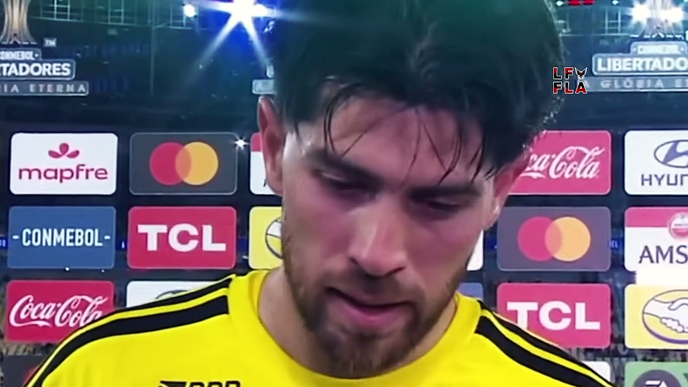 Rossi de cabeça baixa durante entrevista após Flamengo x Del Valle