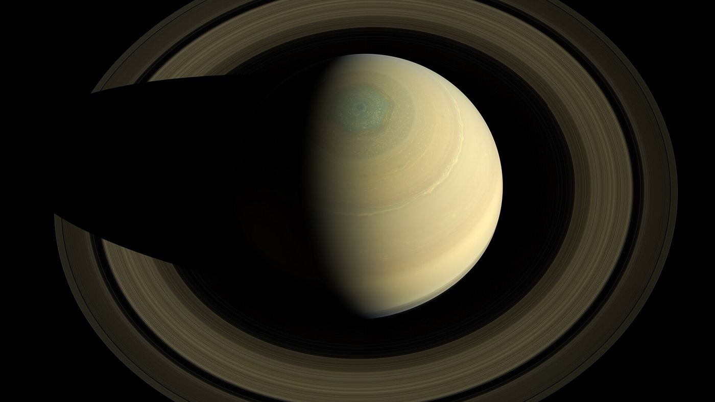 saturno em oposição 2026: vista de cima dos anéis do planeta, registrada pela sonda Cassini.
