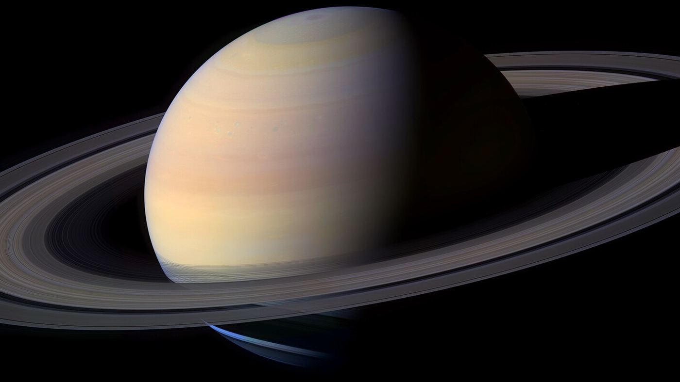 saturno em oposição 2026: o planeta e seus anéis fotografados pela sonda Cassini, da Nasa.