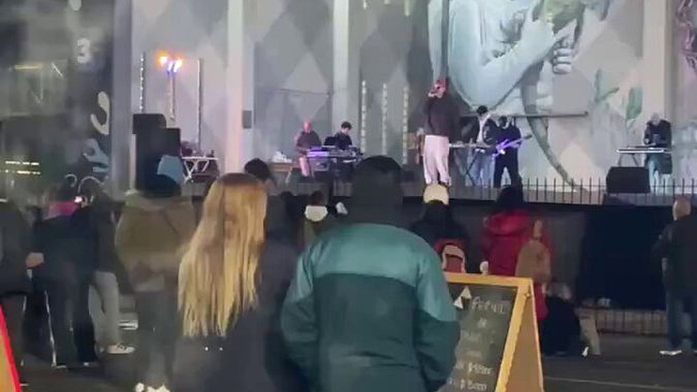 Sósia de Maradona sorri em festival de música em Rosário, na Argentina