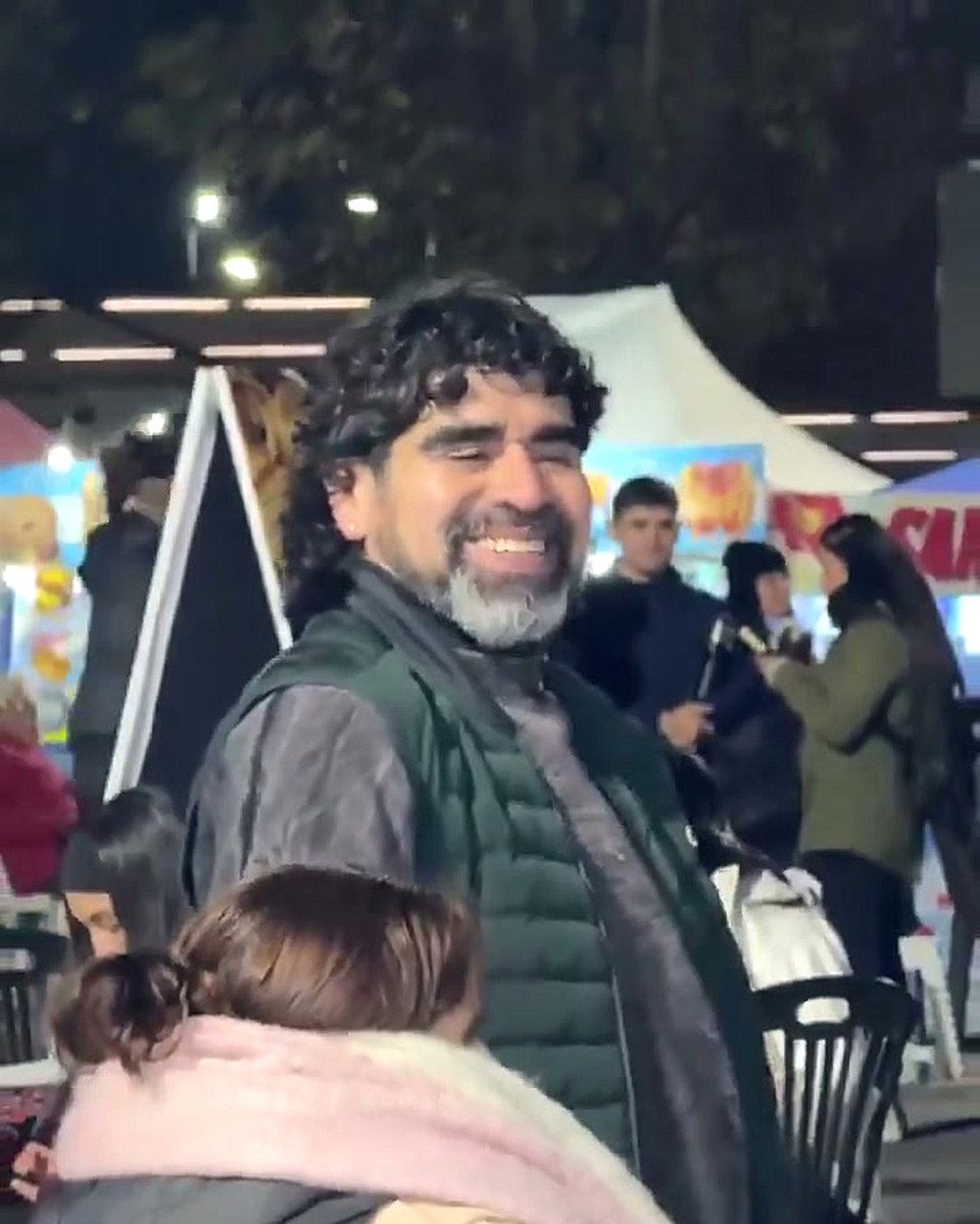 Close do sósia de Maradona sorrindo durante o festival em Rosário