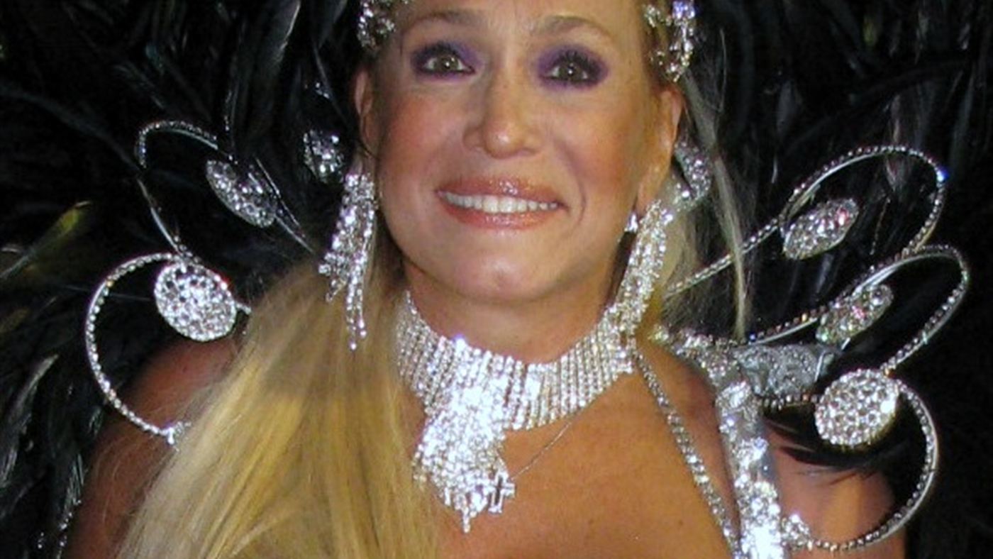 Susana Vieira filho: a atriz sorridente em produção de carnaval, imagem de arquivo usada para ilustrar a trajetória da atriz