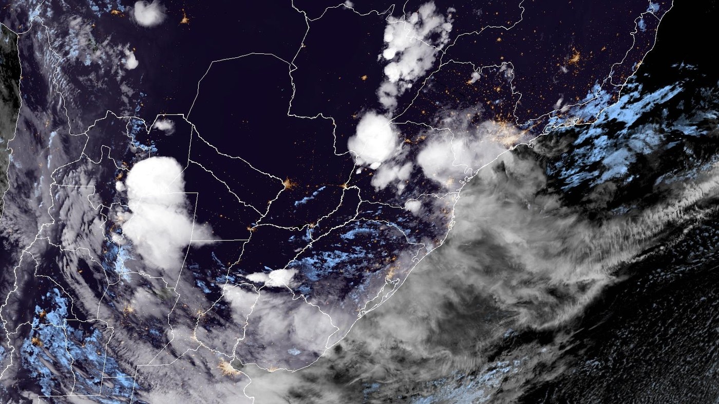Imagem noturna do satélite GOES-19 às 19h50 de segunda, 28, com núcleos de nuvens de tempestade sobre o Sul e o Sudeste do Brasil e as luzes das cidades no litoral