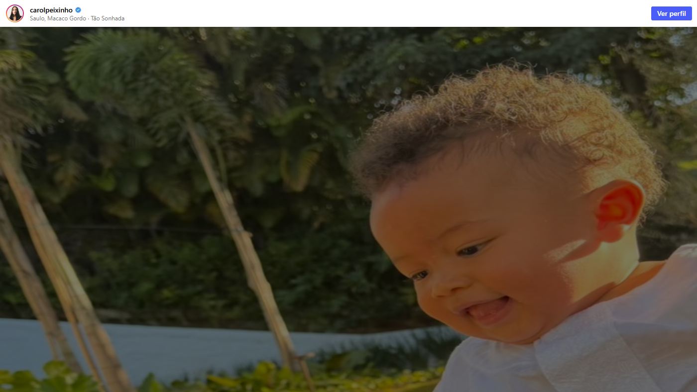 Thiaguinho Carol Peixinho Bento sorrindo no jardim de casa em foto publicada pela mãe