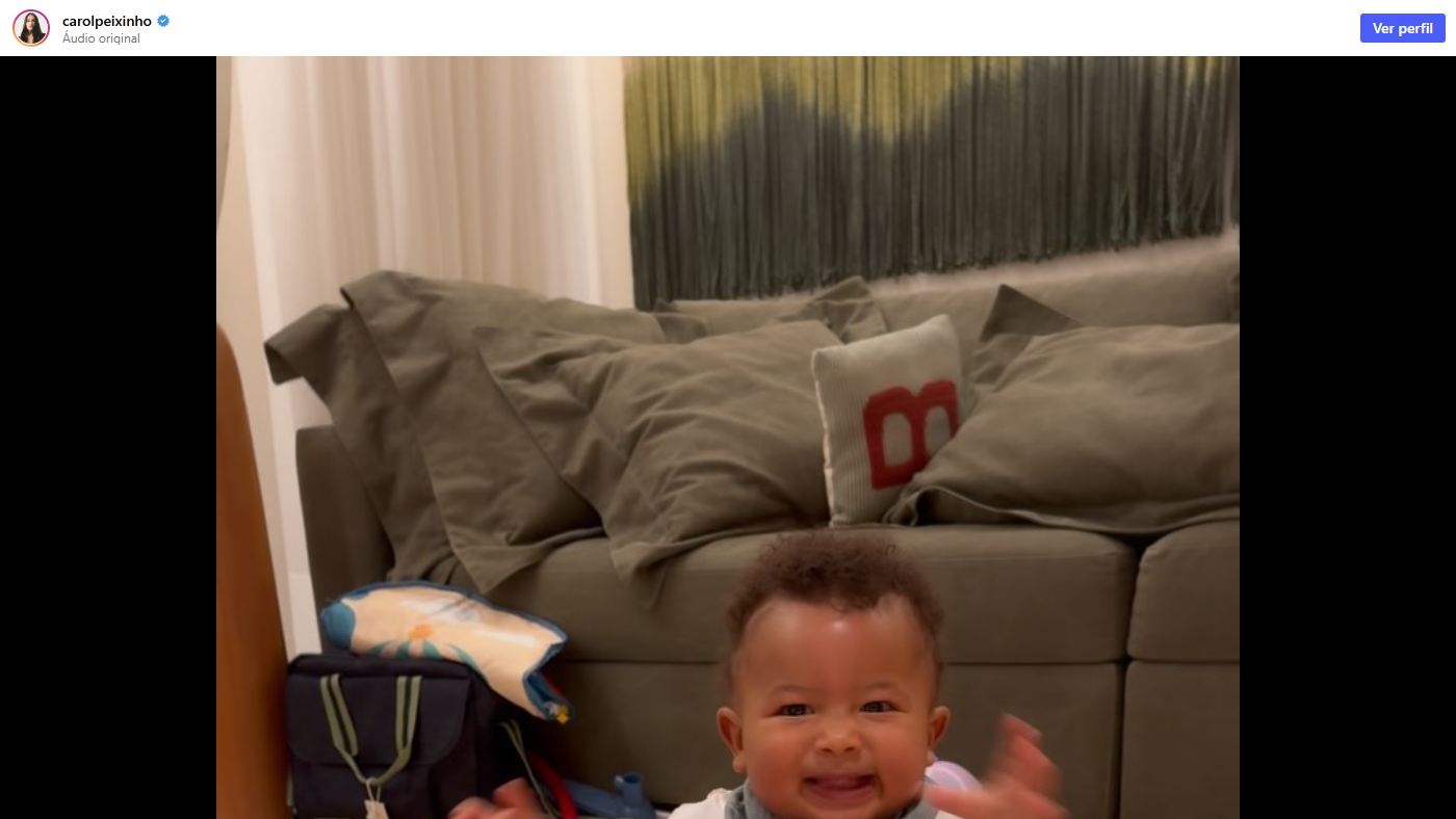 Thiaguinho Carol Peixinho Bento brincando no sofá de casa em vídeo publicado pela mãe