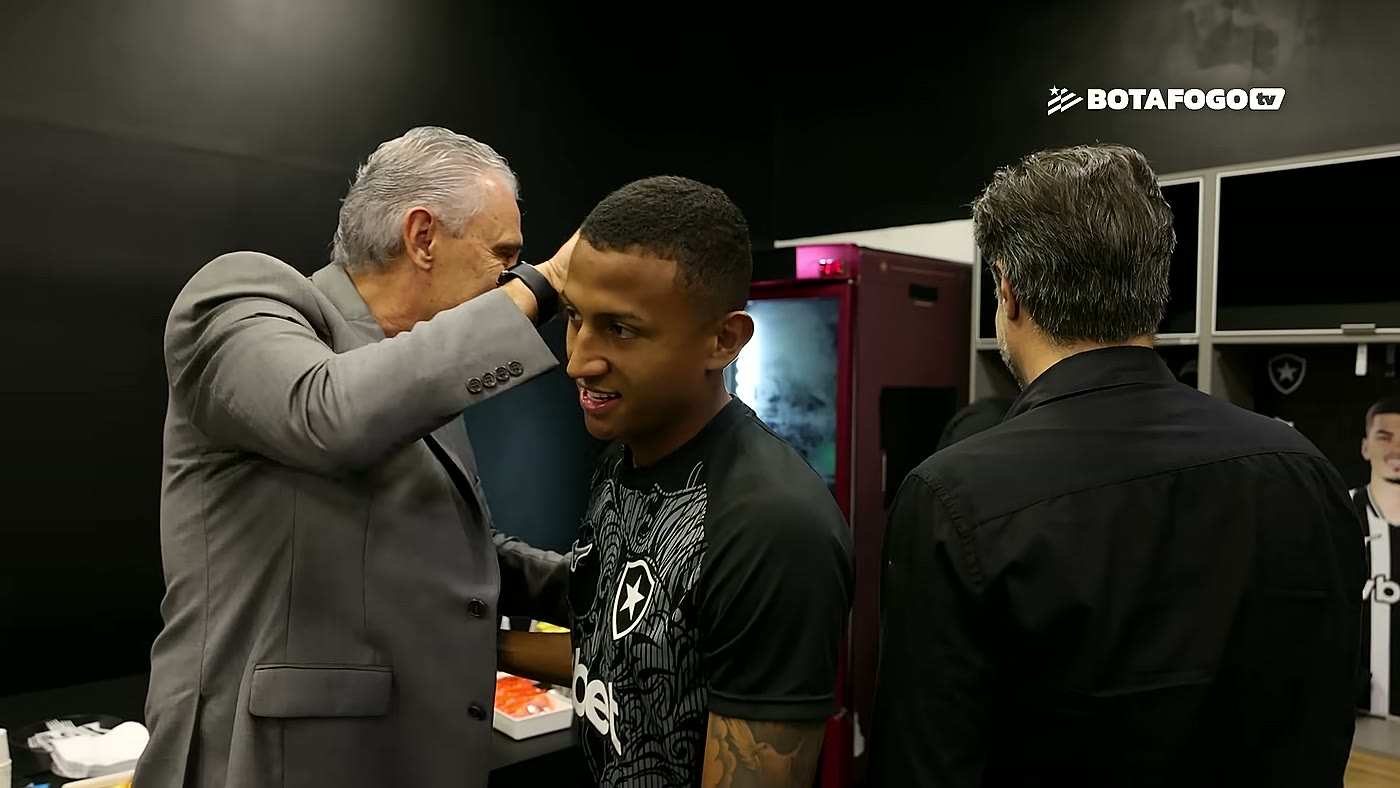 Tite cumprimenta jogador do Botafogo no vestiário nos primeiros momentos no clube