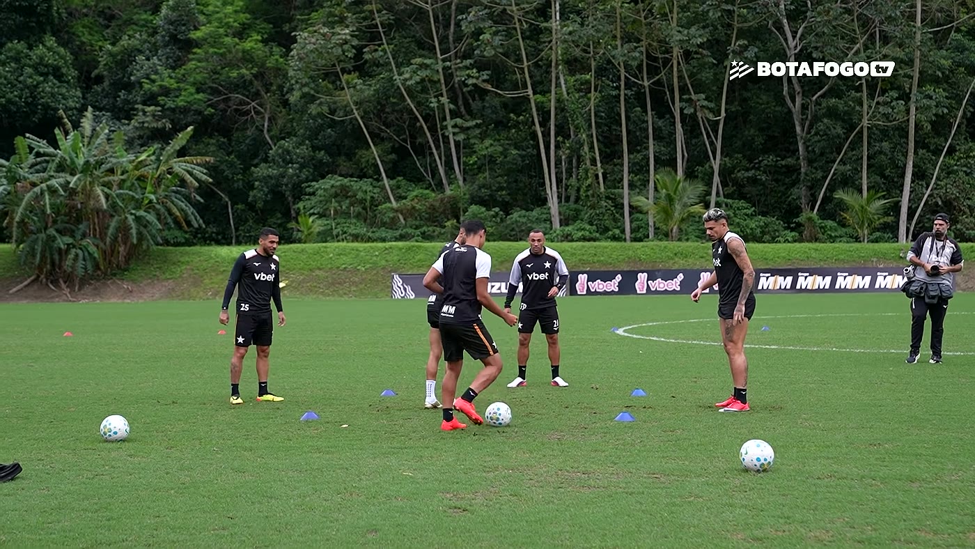 Elenco do Botafogo treina em campo nos primeiros dias de Tite no comando