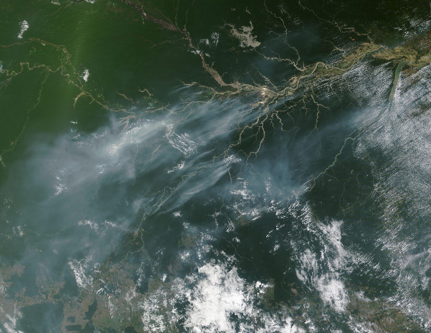 Imagem de satélite mostra longa faixa de fumaça de incêndios sobre rios da Amazônia, no Amazonas e no Pará