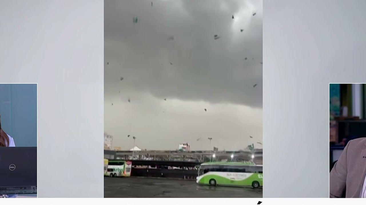 Imagem de divulgação: Tornado arranca coberturas de terminal em Santiago e espalha destroços, mas dia seguinte ainda revela chapas presas na rede elétrica, segundo Meganoticias