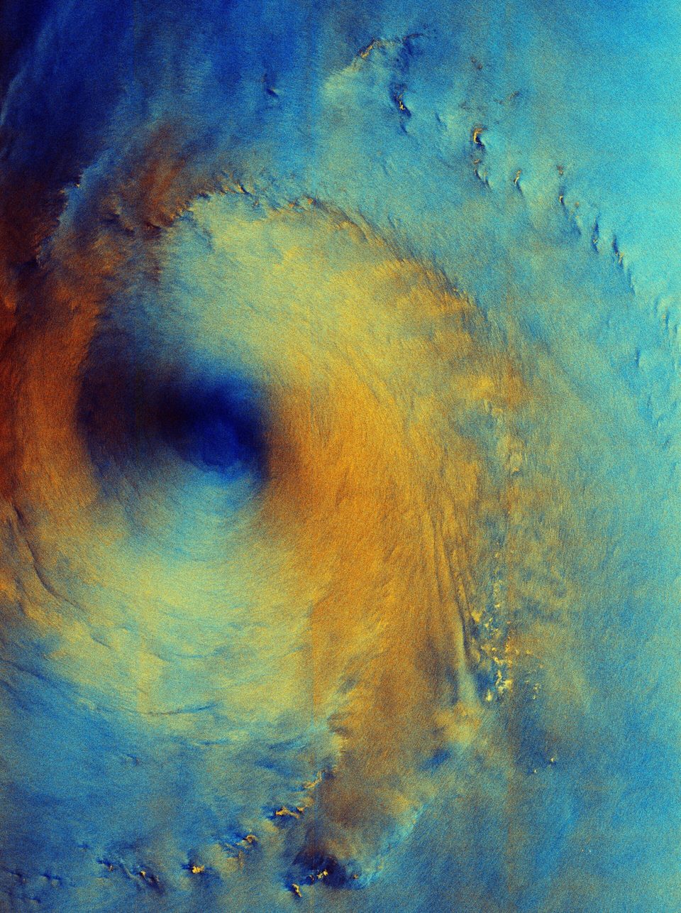 Imagem de radar em falsa cor do tufão Surigae inteira, com o olho azul-escuro à esquerda e o anel laranja ao redor