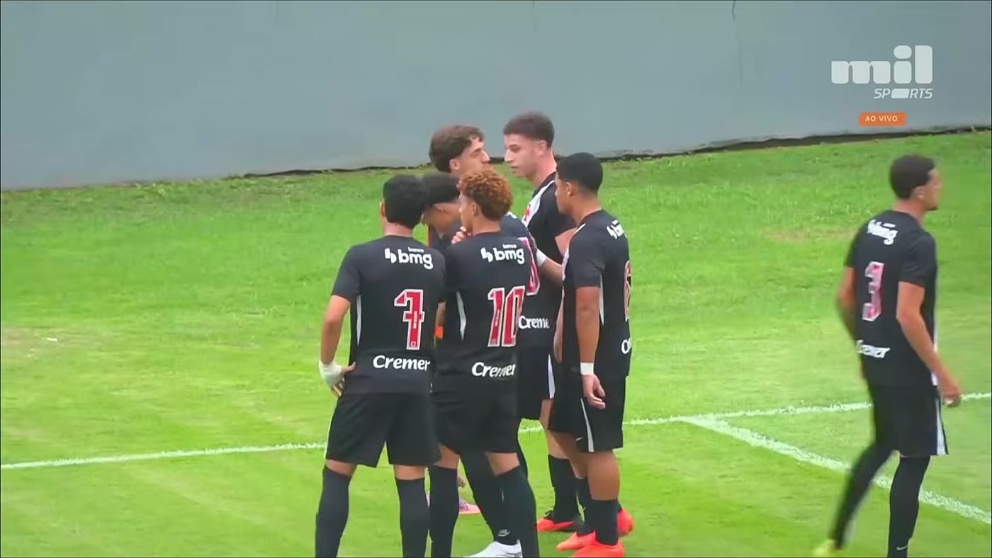 Jogadores do Vasco sub-20 se abraçam em campo após gol na goleada sobre o Rio Branco-ES