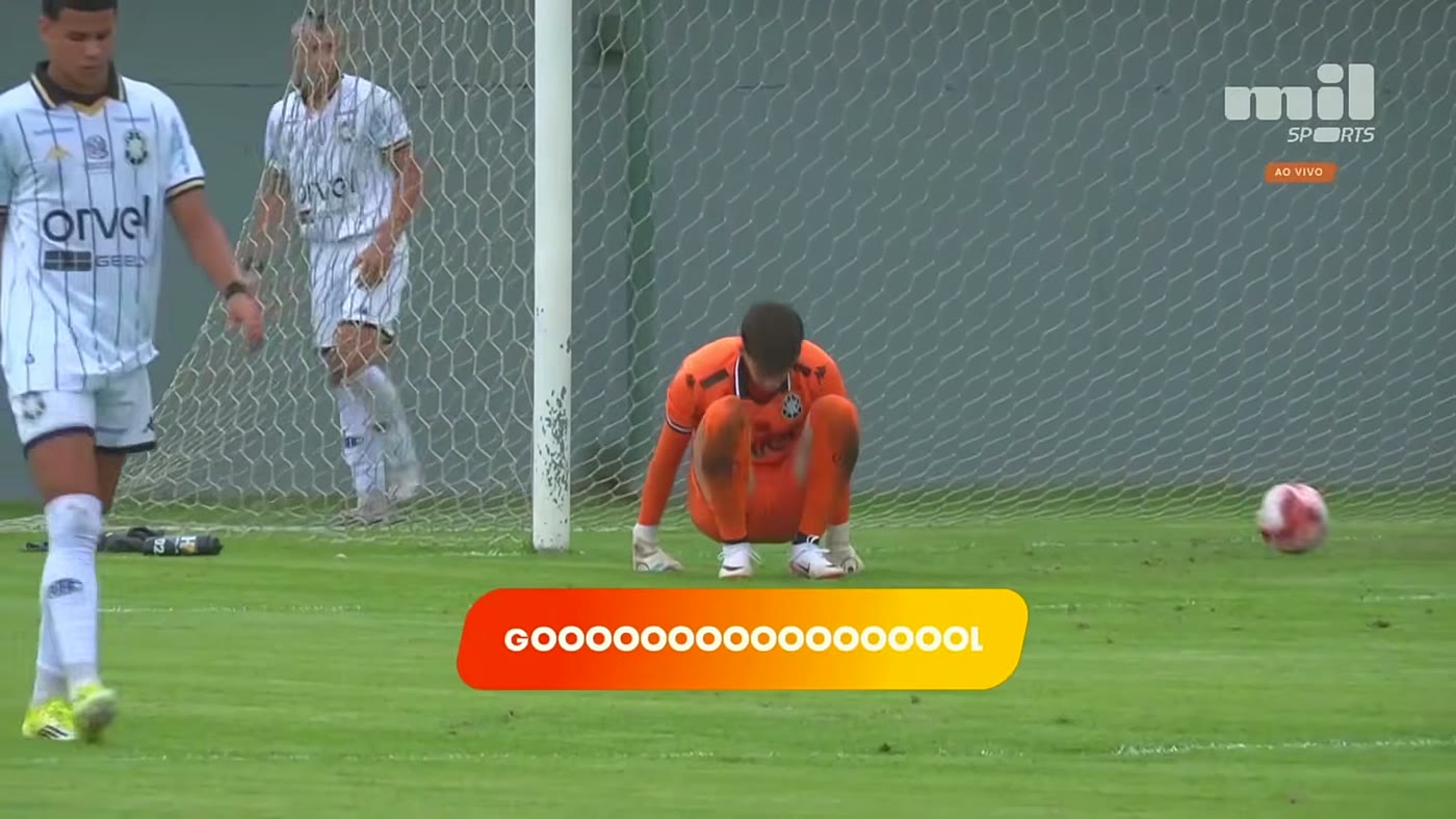 Goleiro do Rio Branco-ES agachado no gramado após sofrer gol na goleada para o Vasco sub-20
