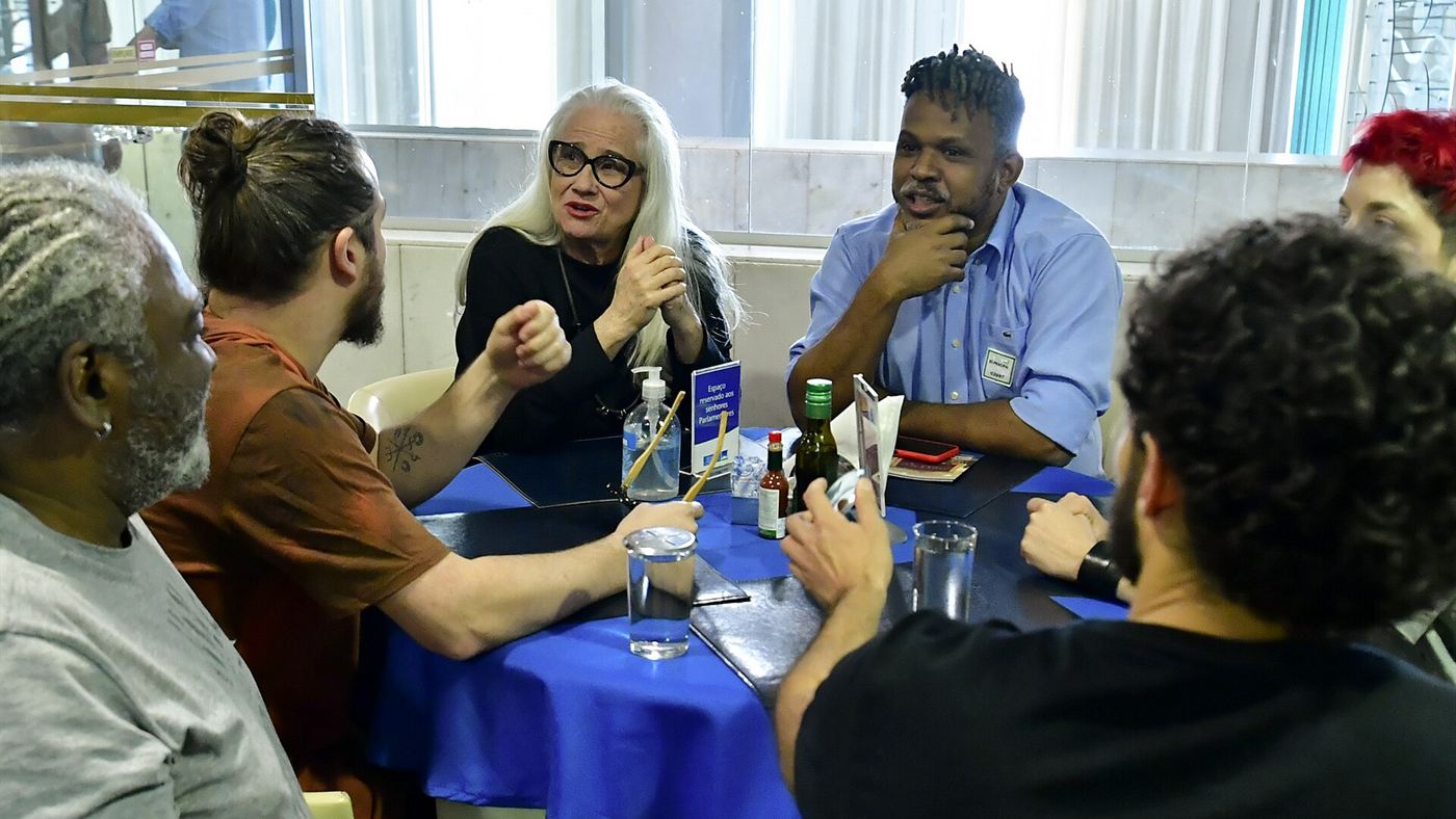 Vera Holtz, a Mãe Lucinda de Avenida Brasil, conversa em ambiente público