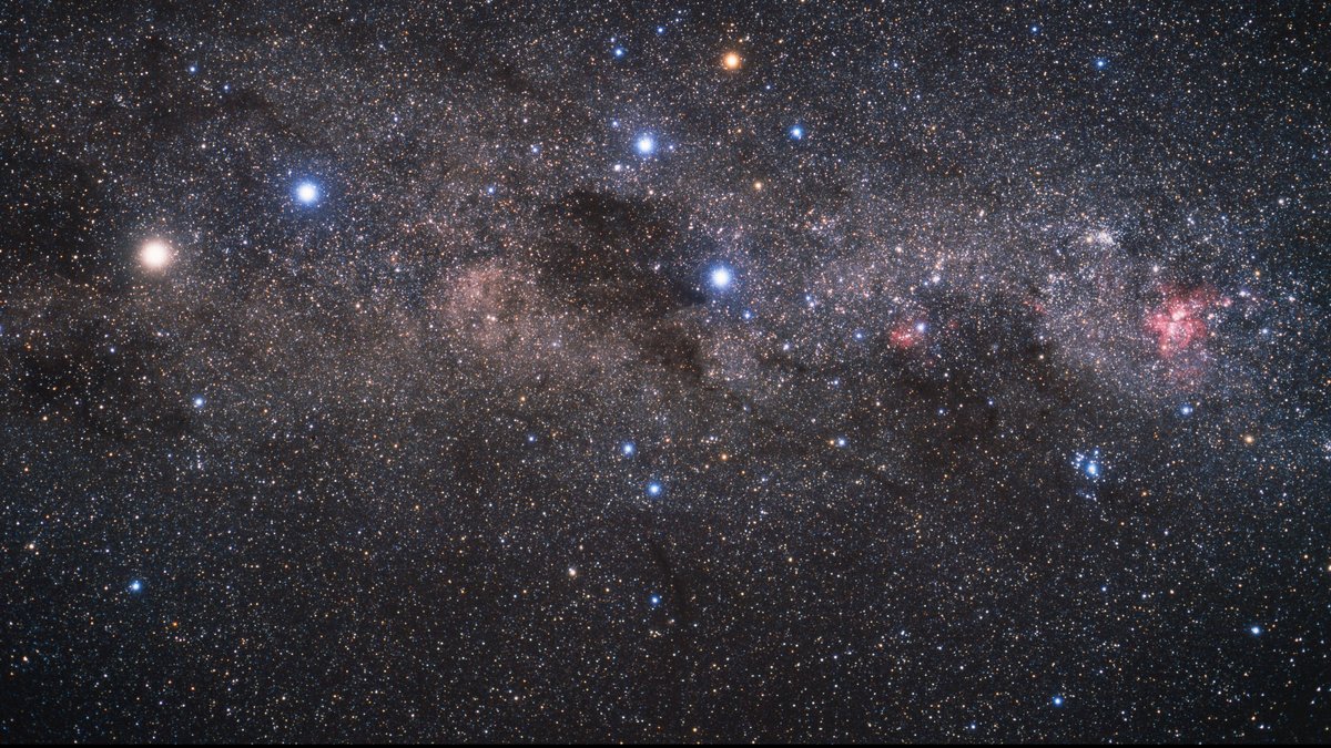 Via Láctea austral com o Cruzeiro do Sul no centro e a Nebulosa de Carina, mancha avermelhada, à direita